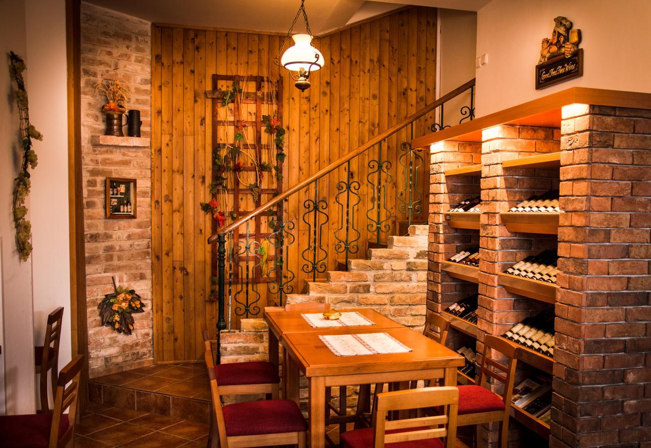 فندق Hustopečeفي  Herbenka المظهر الخارجي الصورة